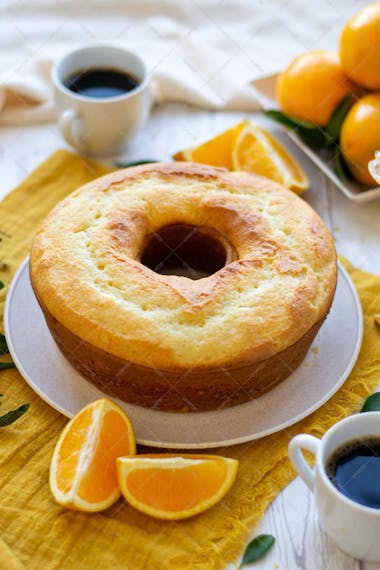 Foto de mesa de café com bolo de laranja