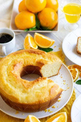 Foto de mesa de café com bolo de laranja
