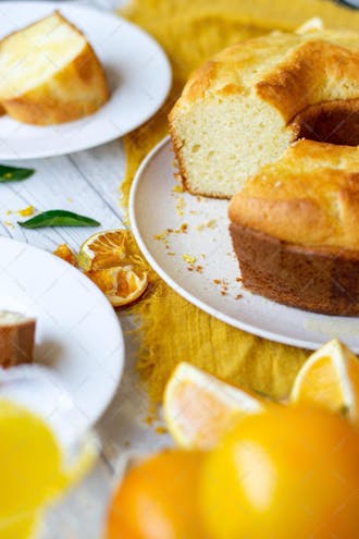 Foto de mesa de café com bolo de laranja