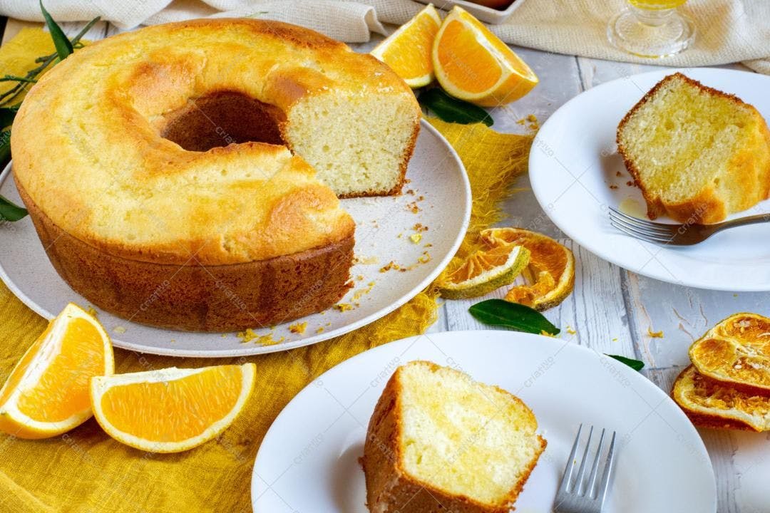 Bolo de laranja fatiado com frutas frescas