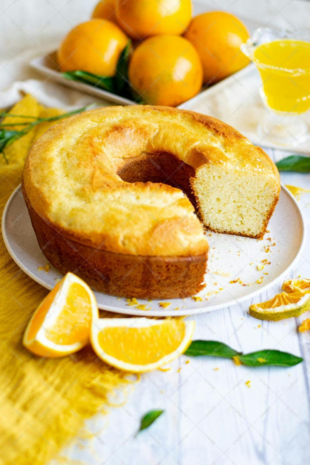 Bolo de laranja delicioso com fatias de laranja
