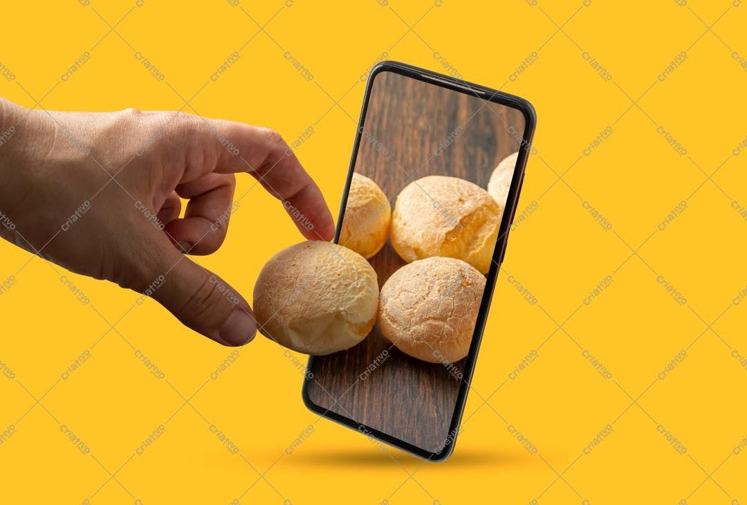 Pão de Queijo sendo pego de um celular