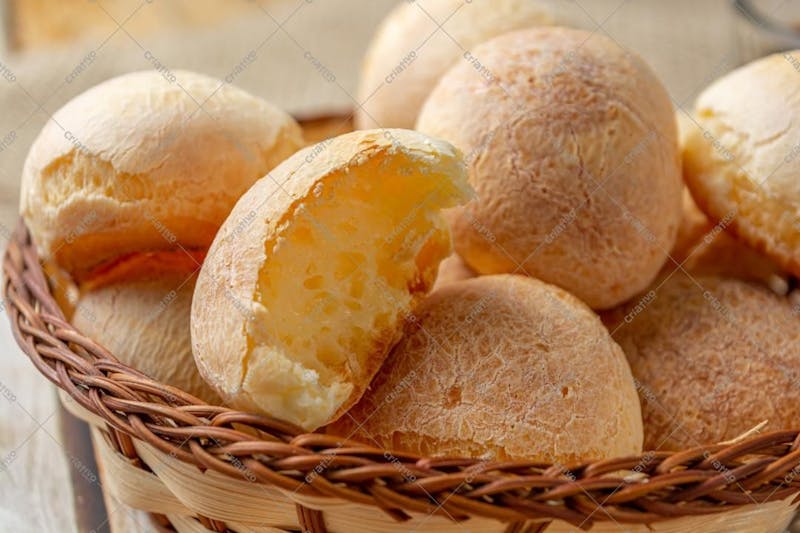 Close up pão de queijo mordido em cesta