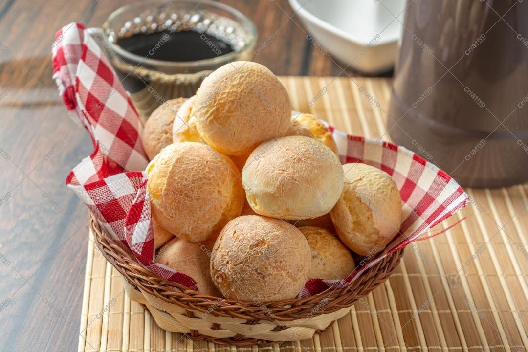 Pães de Queijo em Cesta de Vime