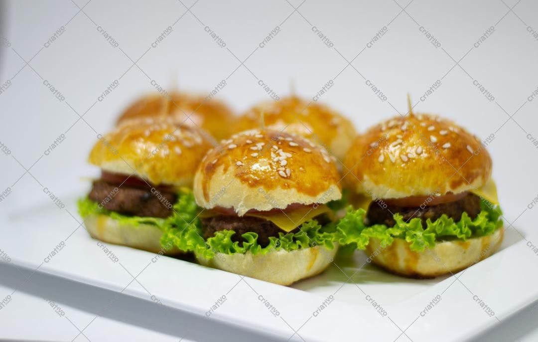 Mini Hambúrgueres com gergelim em prato branco