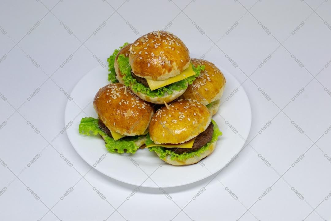 Mini hambúrgueres com queijo e alface