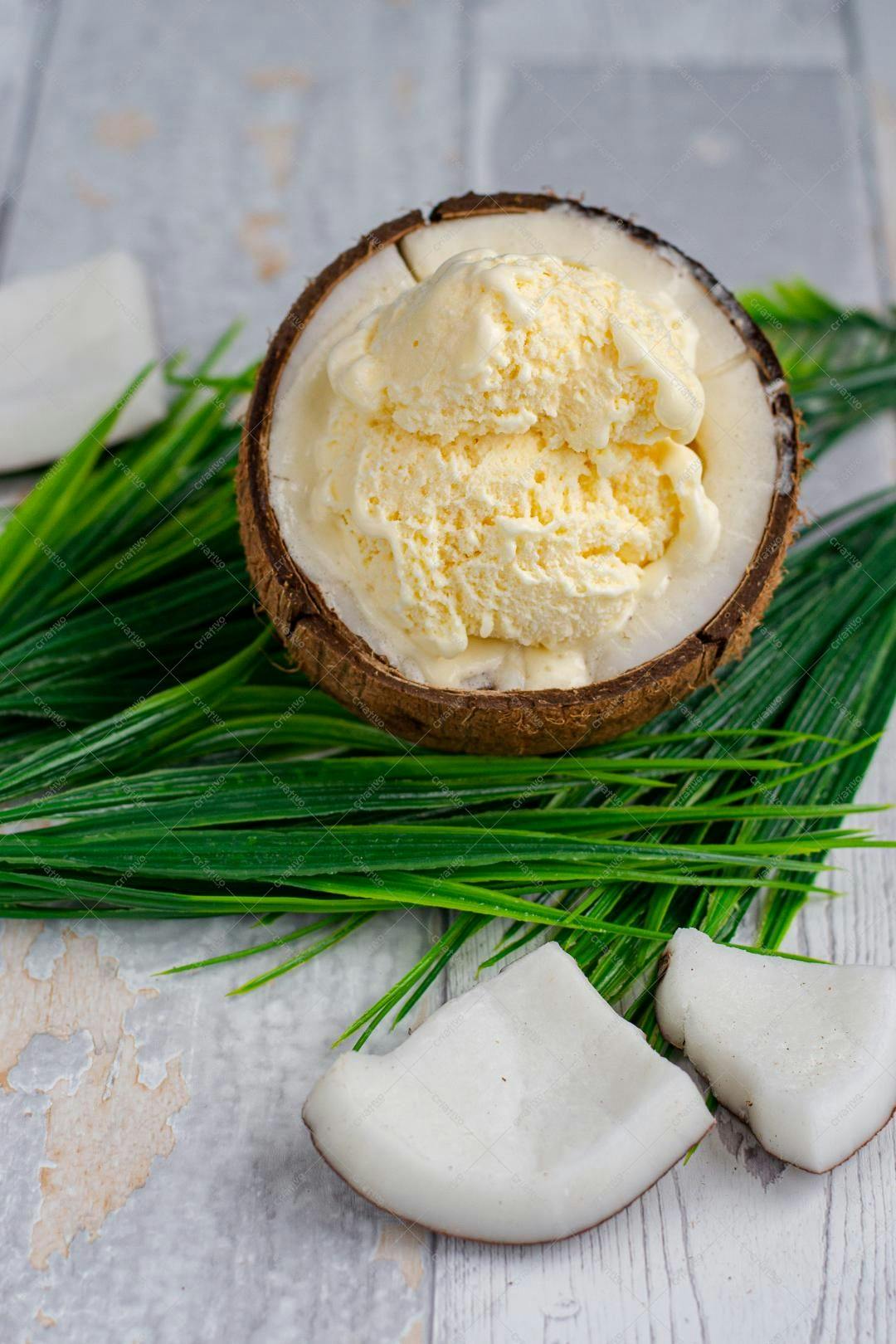 Sorvete de coco em casca de coco