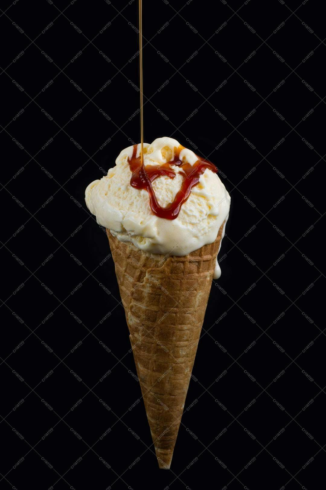Sorvete de baunilha com calda de caramelo