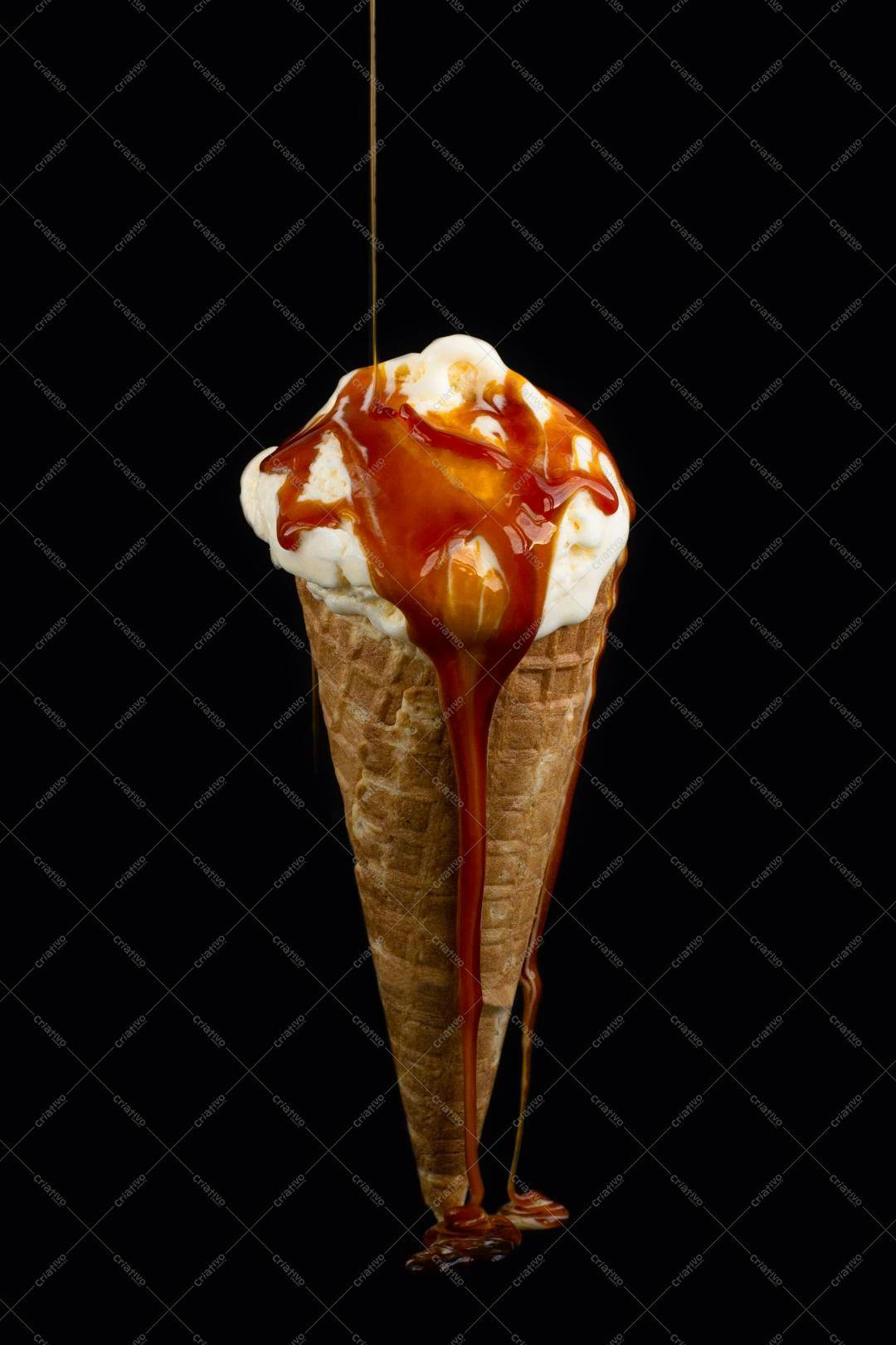 Sorvete de baunilha com calda de caramelo