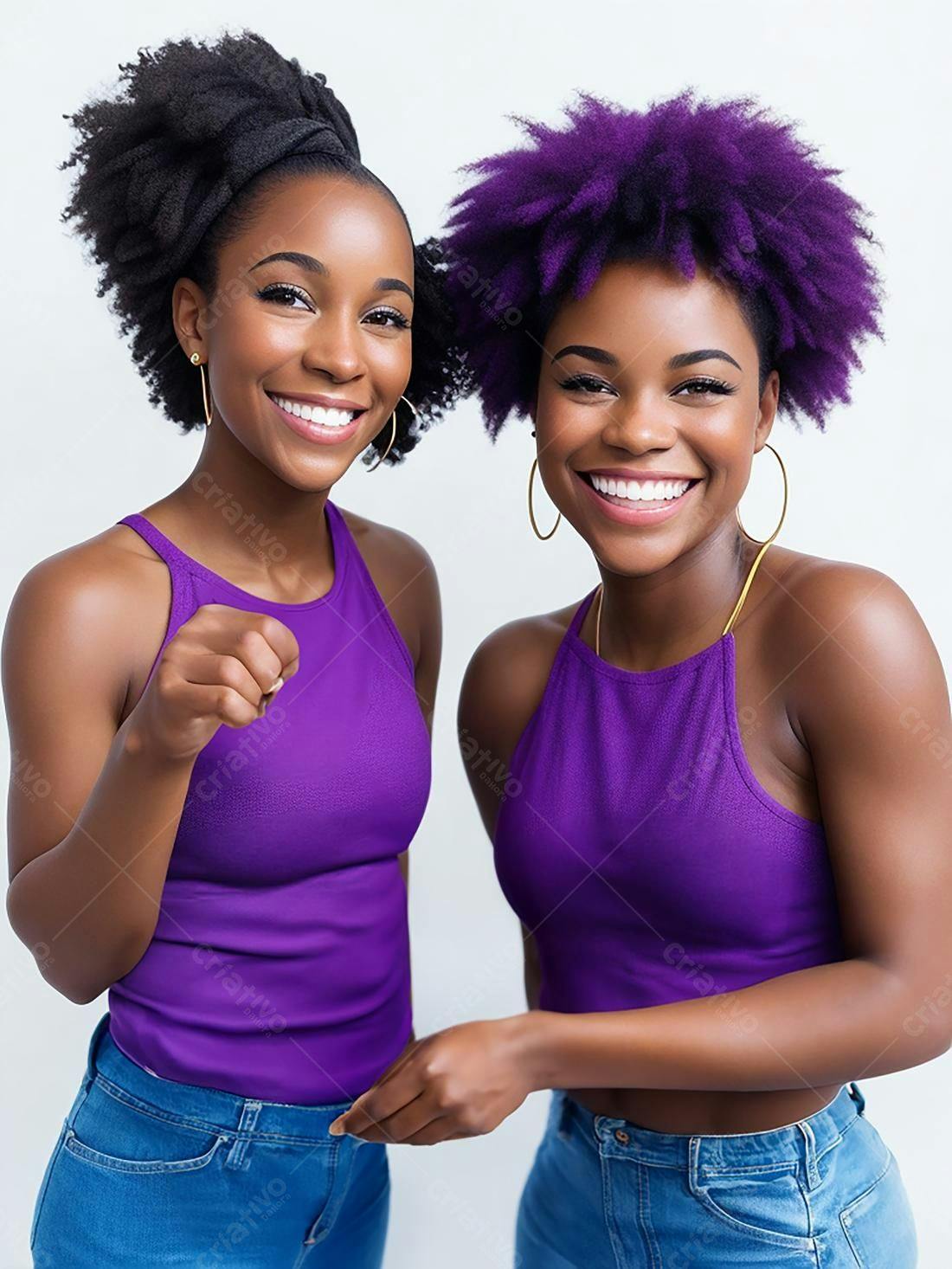 Duas irmãs negras sorrindo vestindo roxo