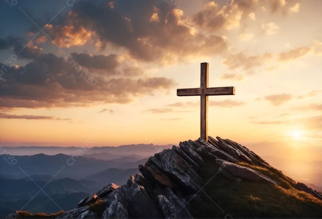 Cruz de madeira em montanha ao pôr do sol