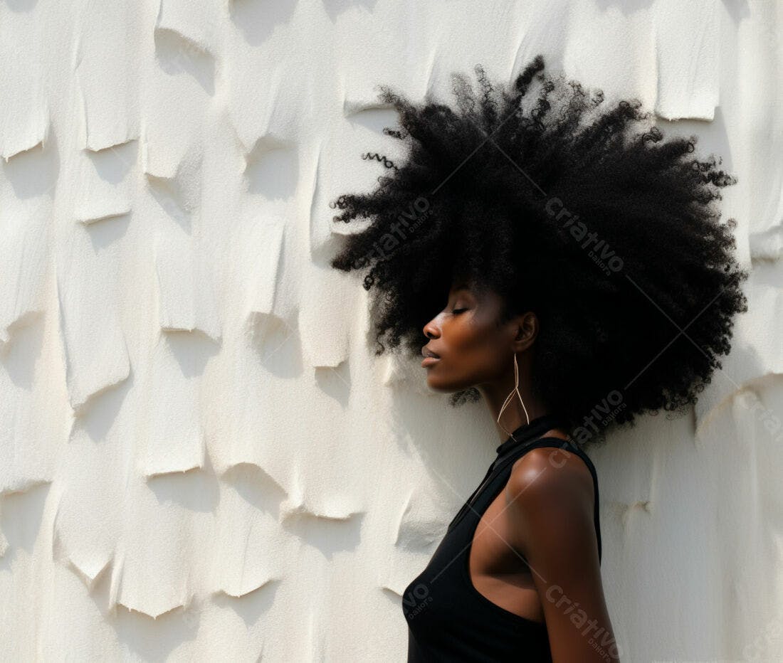 Mulher negra com cabelo afro gigante contra parede branca