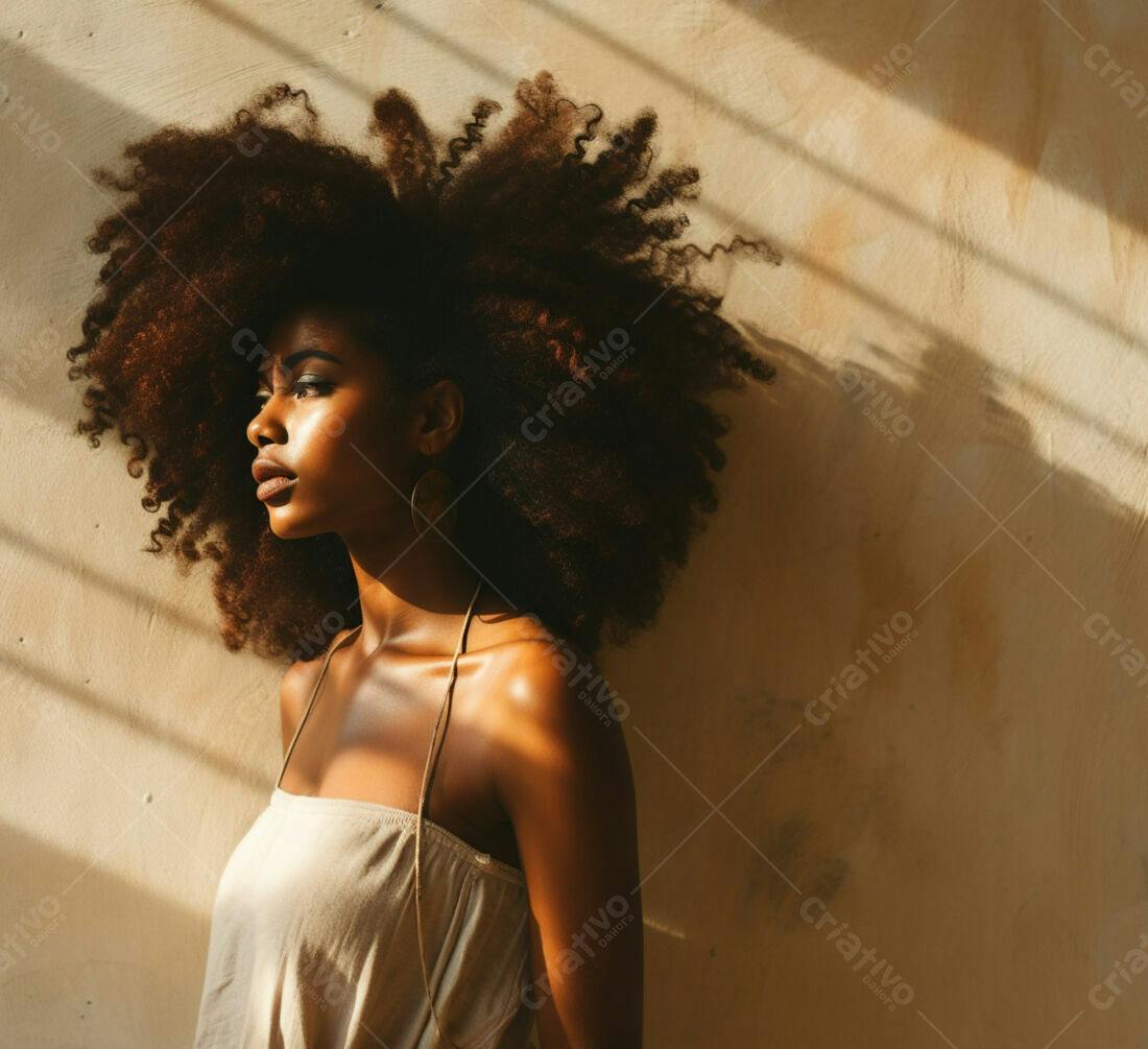 Mulher negra com cabelo afro iluminada pelo sol
