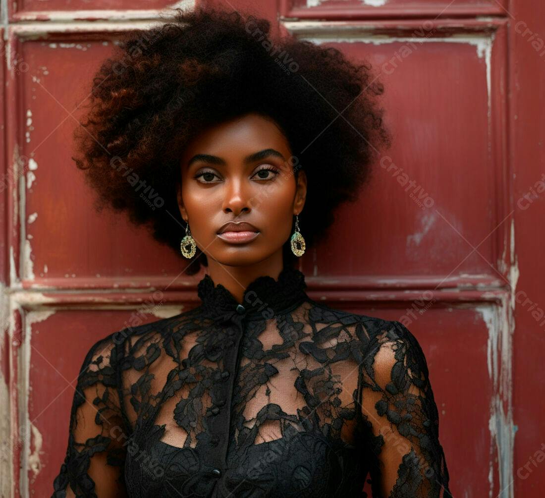 Modelo negra com cabelo afro usando blusa de renda preta
