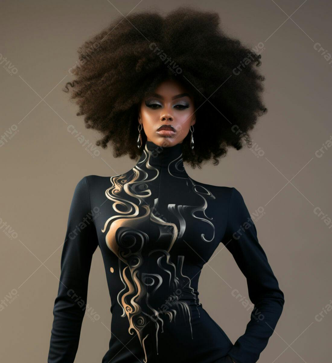Modelo negra com cabelo afro usando vestido preto
