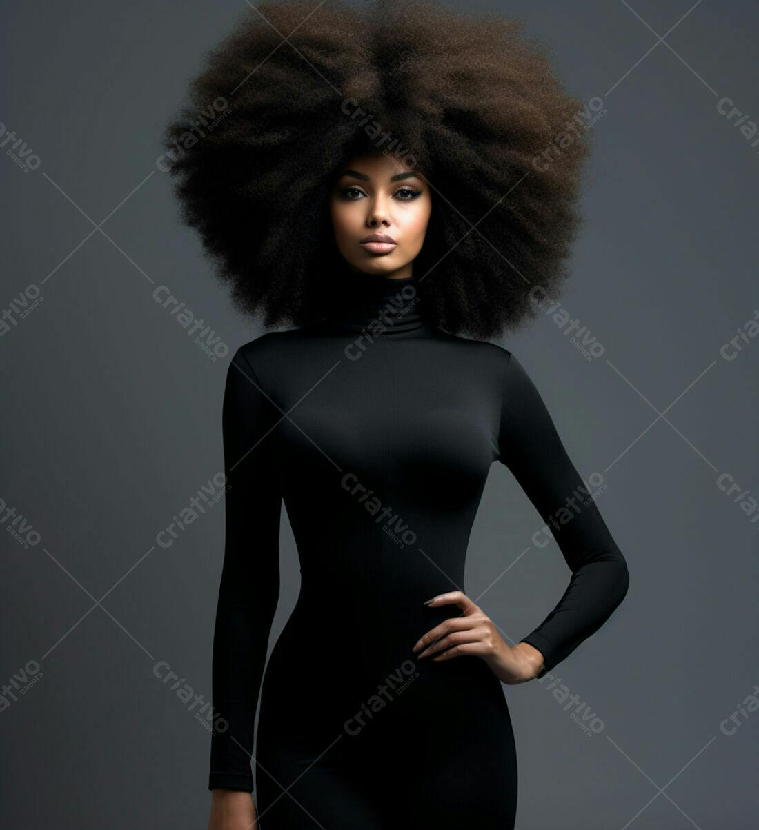 Mulher negra com cabelo afro volumoso em vestido preto