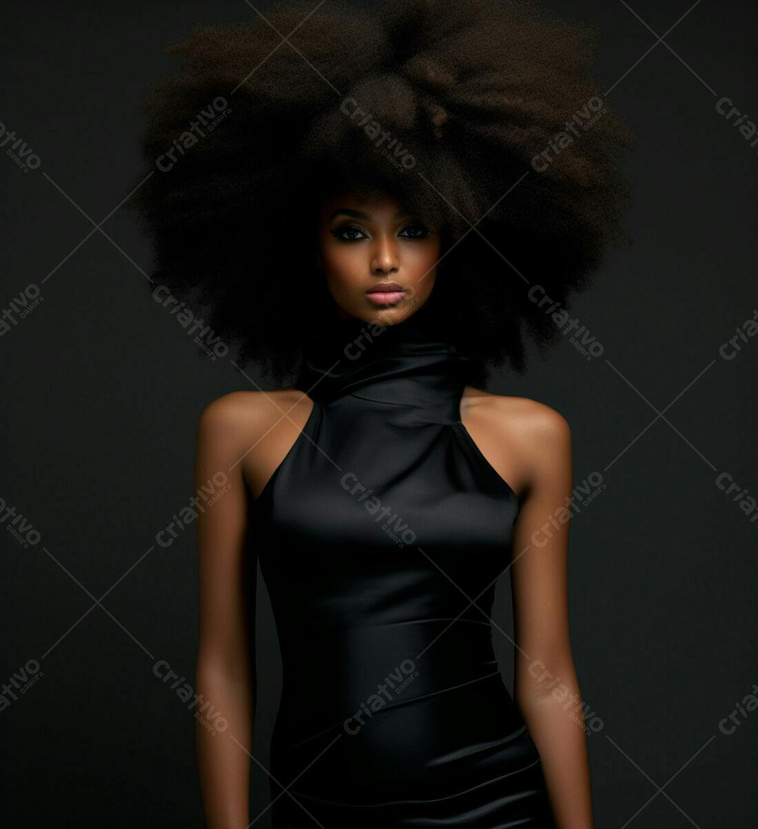 Modelo negra com cabelo afro usando vestido preto