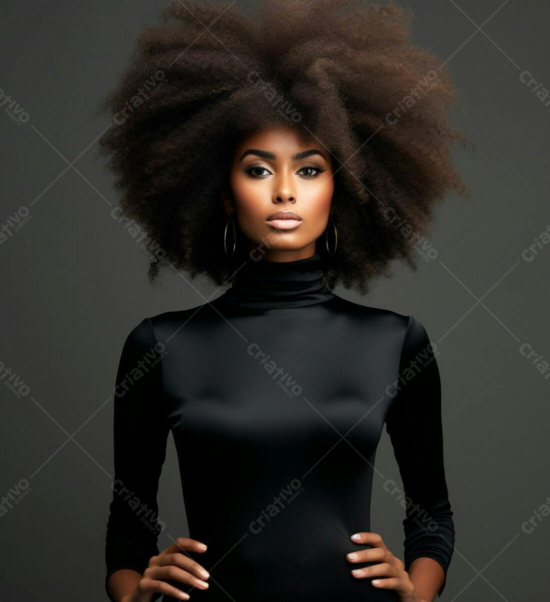 Mulher negra com cabelo afro volumoso
