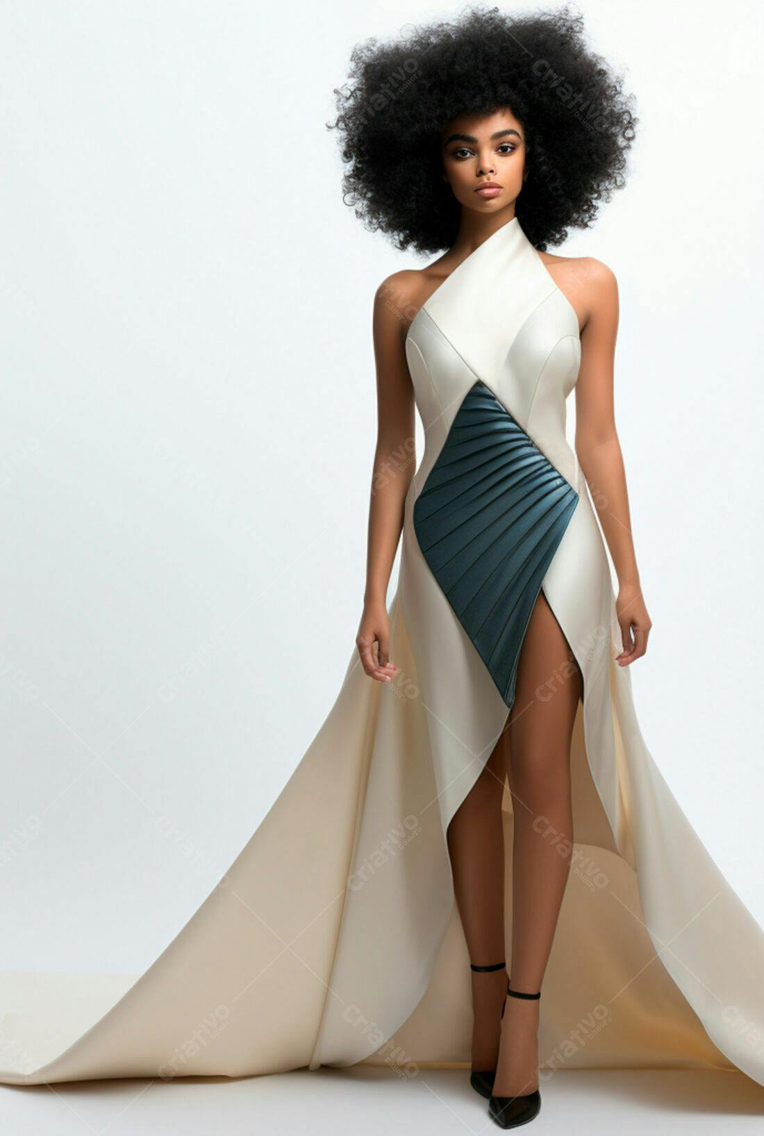Modelo Afro com Vestido Branco e Verde-Escuro