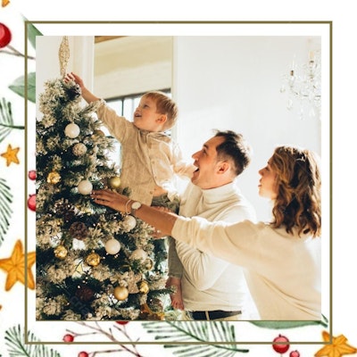 Cartão de Natal Família Decorando Árvore Editável no Canva