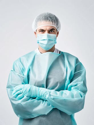 Médico em traje cirúrgico completo, com máscara e luvas, postura confiante, fundo branco 2