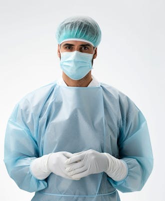 Médico em traje cirúrgico completo, com máscara e luvas, postura confiante, fundo branco 5