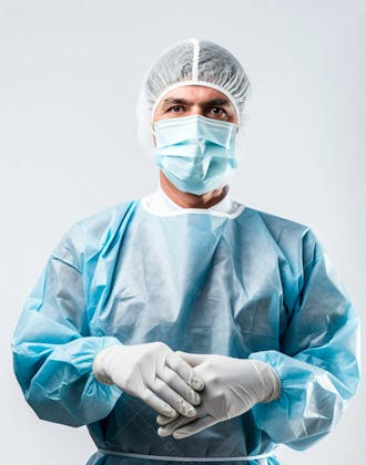 Médico em traje cirúrgico completo, com máscara e luvas, postura confiante, fundo branco 9