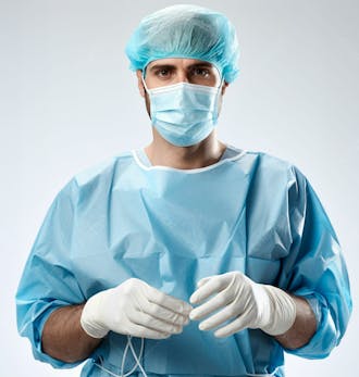 Médico em traje cirúrgico completo, com máscara e luvas, postura confiante, fundo branco 11