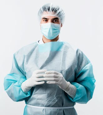 Médico em traje cirúrgico completo, com máscara e luvas, postura confiante, fundo branco 13