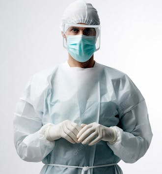 Médico em traje cirúrgico completo, com máscara e luvas, postura confiante, fundo branco 16