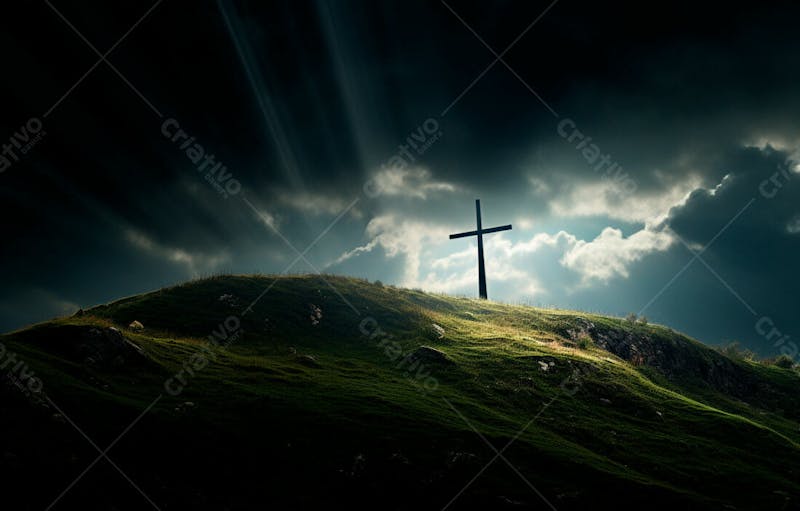 Imagem de cruz no topo da colina com raio solar de um lindo pôr do sol 8