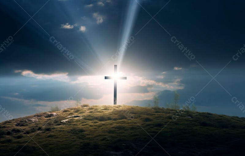 Imagem de cruz no topo da colina com raio solar de um lindo pôr do sol 10