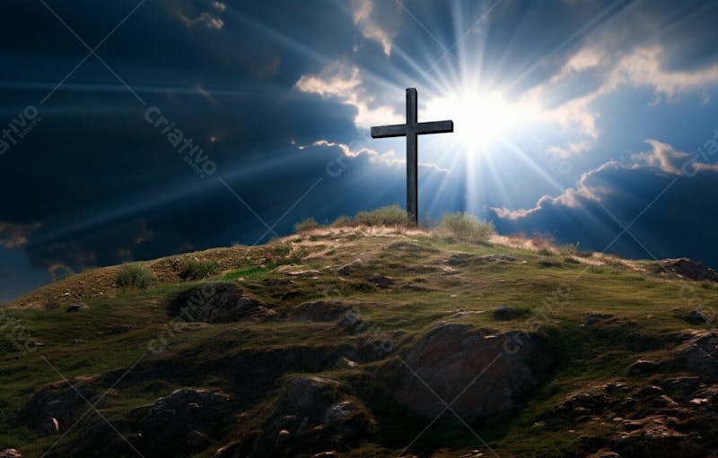 Imagem de cruz no topo da colina com raio solar de um lindo pôr do sol 12