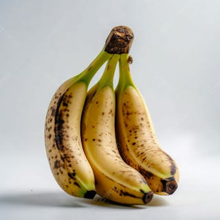 Cacho de bananas sobre fundo branco