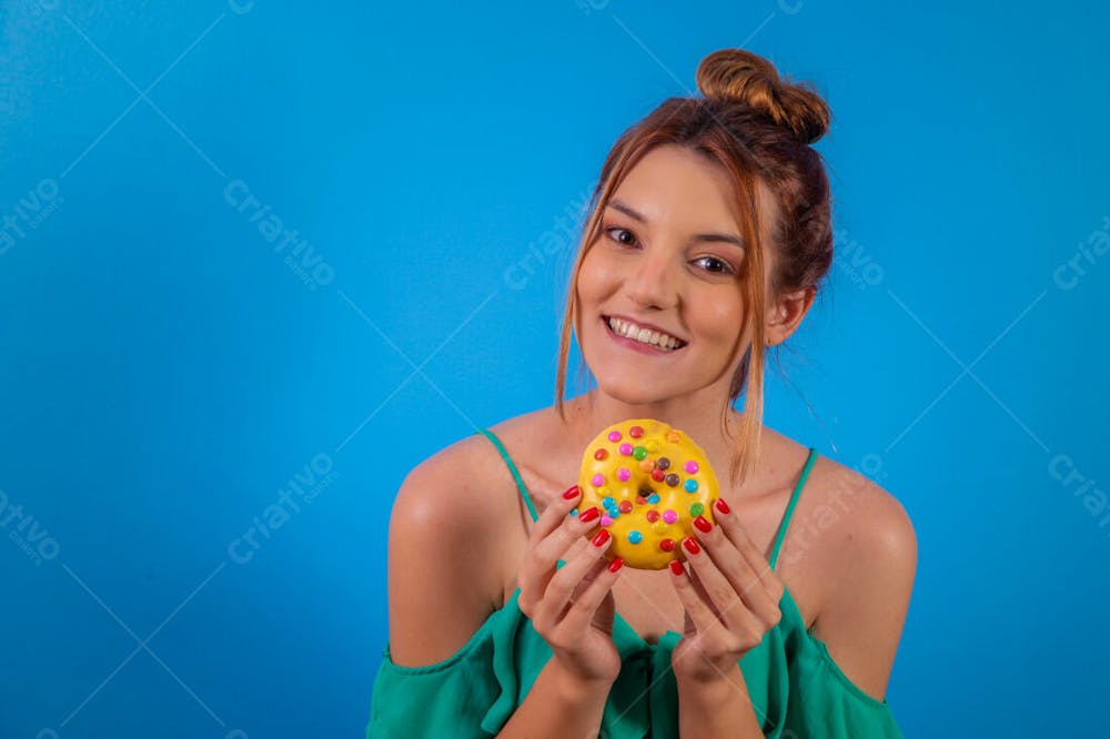 Jovem Bonita Comendo Donuts Chocolate Tomando Café Camiseta Verde 19