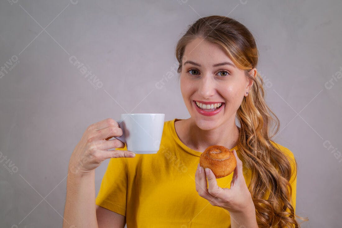 Mulher feliz tomando café da manhã com pão doce