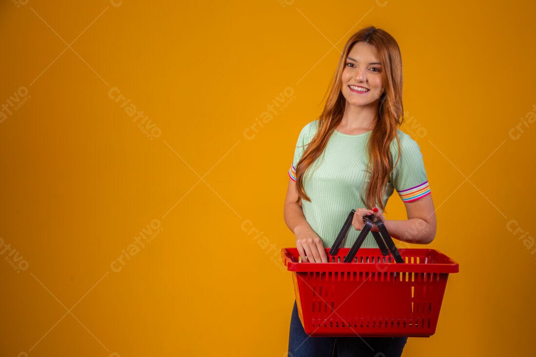 Mulher sorridente com cesta de compras vermelha
