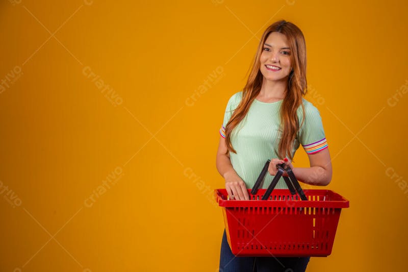 Mulher bonita loira com cesta de supermercado mercado camiseta verde