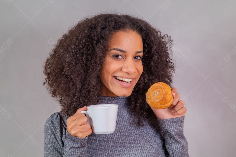 Mulher Cabelas Cacheados Comendo Doce Donuts E Tomando Café 1