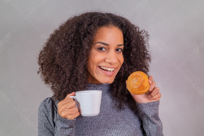 Mulher cabelas cacheados comendo doce donuts e tomando café 1