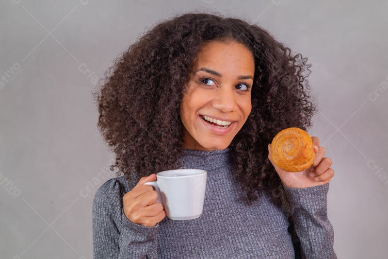 Mulher cabelas cacheados comendo doce donuts e tomando café 2
