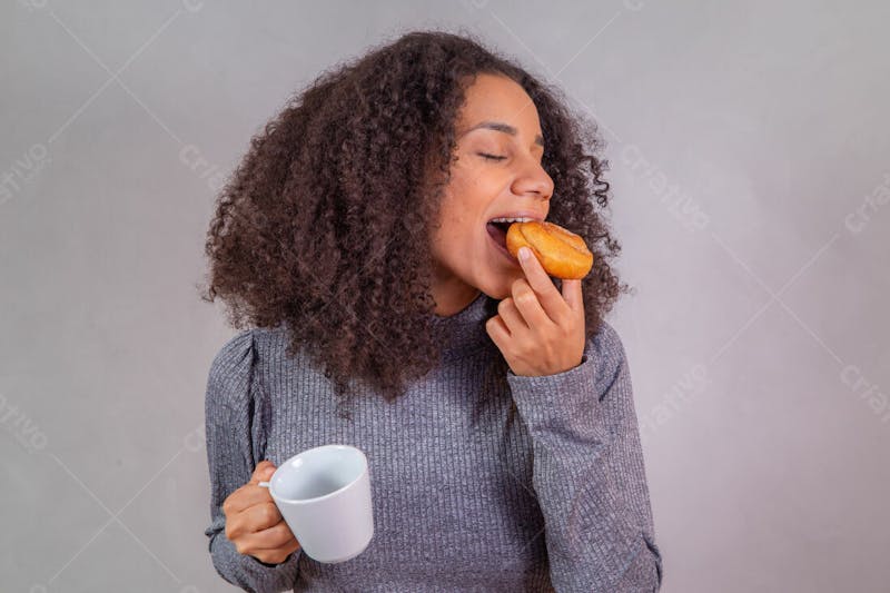 Mulher cabelas cacheados comendo doce donuts e tomando café 3