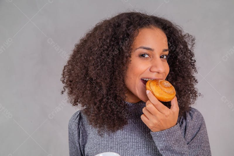 Mulher cabelas cacheados comendo doce donuts e tomando café 4