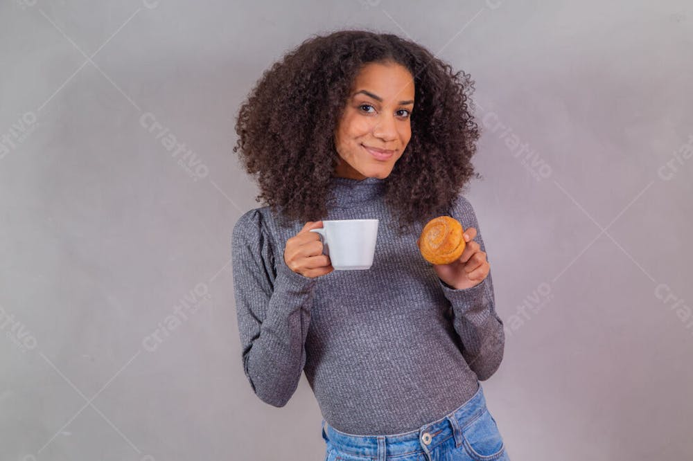 Mulher Cabelas Cacheados Comendo Doce Donuts E Tomando Café