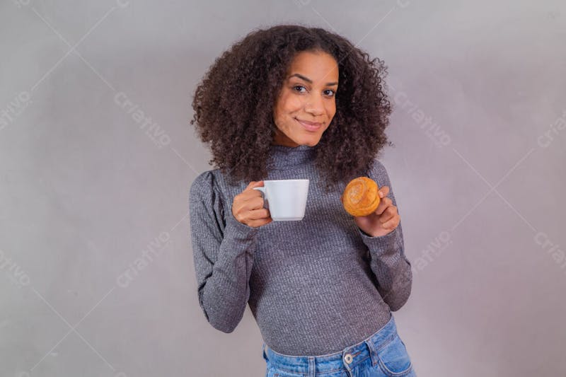 Mulher cabelas cacheados comendo doce donuts e tomando café
