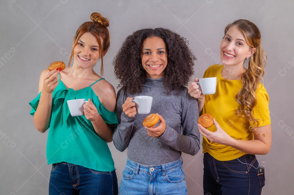 Mulheres Jovens Bonitas Amigas Comendo Donutes E Tomando Café 1