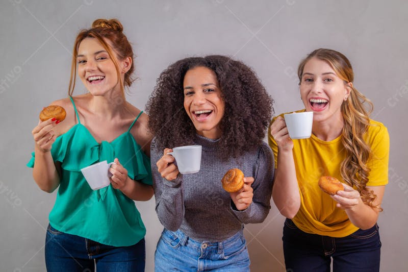 Mulheres jovens bonitas amigas comendo donutes e tomando café 3
