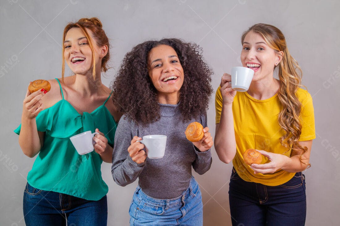 Amigas sorrindo com café e doces
