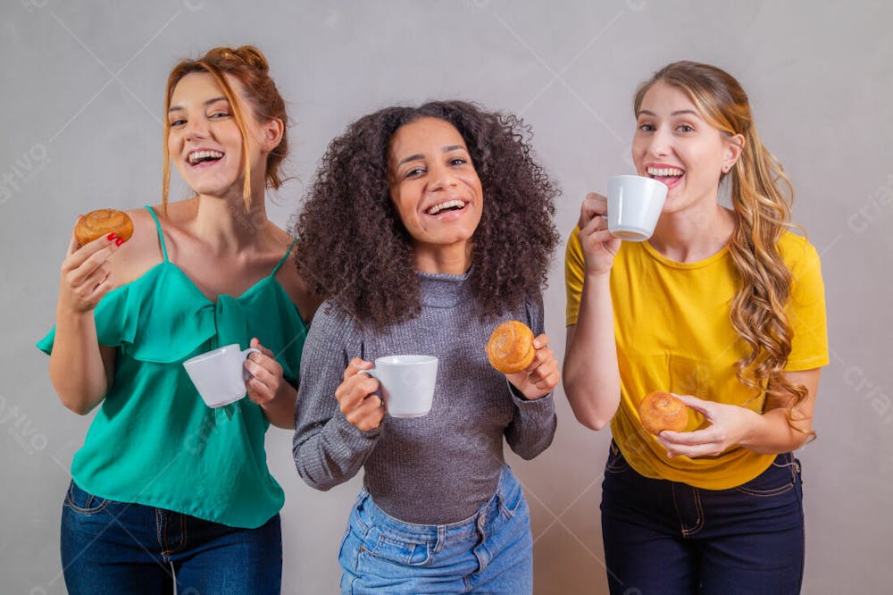 Mulheres Jovens Bonitas Amigas Comendo Donutes E Tomando Café 4