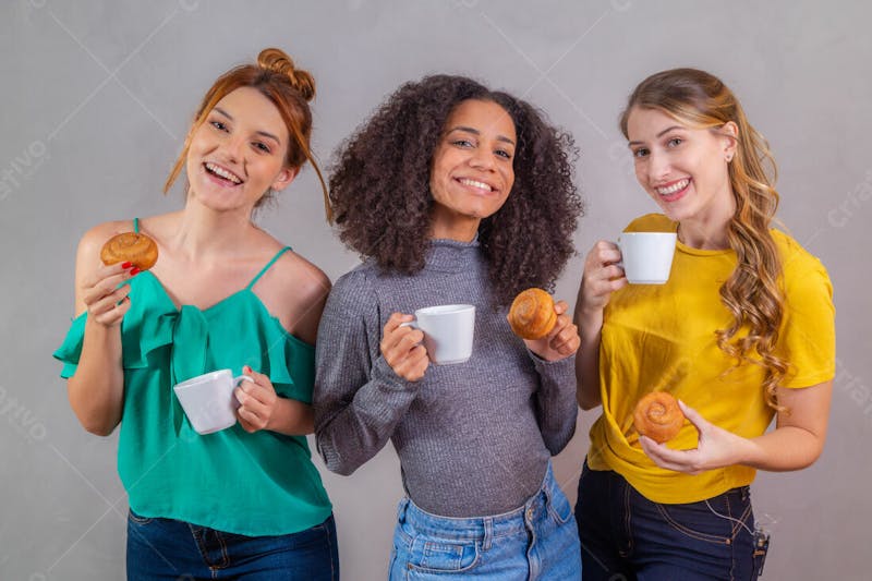 Mulheres jovens bonitas amigas comendo donutes e tomando café 5